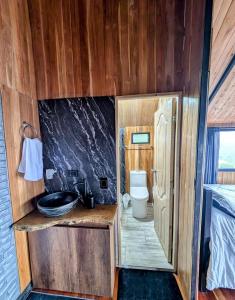 Ένα μπάνιο στο Cabaña con jacuzzi y vista al embalse - Ocasia