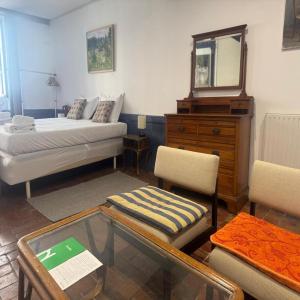 a living room with a bed and a table and chairs at Galerie d'art Nakai - Hyper Center - By Primo in Tournus