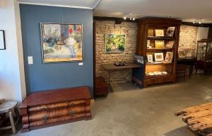 a room with a blue wall with a bench and a table at Galerie d'art Nakai - Hyper Center - By Primo in Tournus