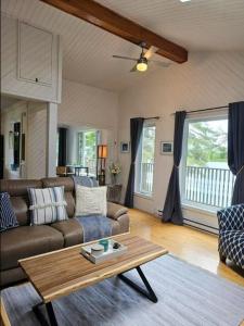 Posezení v ubytování Chalet Cozy au Lac Bélisle