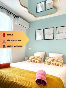 a bedroom with a bed with a yellow blanket at Studio confort proche de aéroport Paris-Orly in Villeneuve-le-Roi