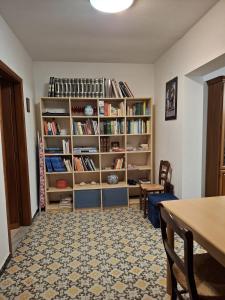 Knihovna v apartmánu