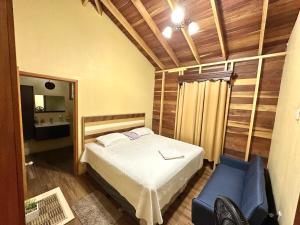 Ένα ή περισσότερα κρεβάτια σε δωμάτιο στο Beautiful Wooden Cabin W AC +22 φωτογραφίες
