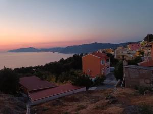 a view of a town with the ocean in the background at LA CASA Di GIORGIO in Pentátion