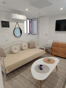 a living room with a couch and a table at LA CASA Di GIORGIO in Pentati
