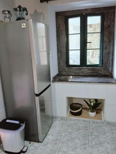 una cucina con frigorifero e finestra di Casa Consuelo a Sabardes