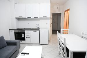 シェンジンにあるRelaxing Apartment - Shengjinのソファとテーブルのあるキッチンとリビングルーム