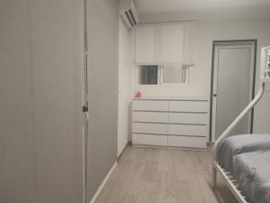 A bed or beds in a room at APARTAMENTO FAMILIAR a 100 mts de la Playa Reformado 2025 con WIFI