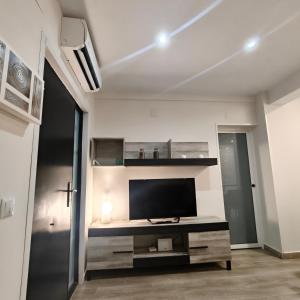 A television and/or entertainment centre at APARTAMENTO FAMILIAR a 100 mts de la Playa Reformado 2025 con WIFI