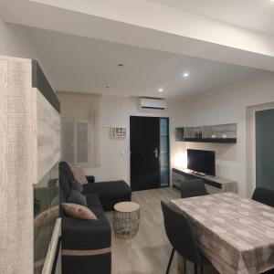 A seating area at APARTAMENTO FAMILIAR a 100 mts de la Playa Reformado 2025 con WIFI