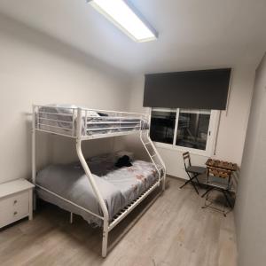 A bed or beds in a room at APARTAMENTO FAMILIAR a 100 mts de la Playa Reformado 2025 con WIFI Még 13 kép