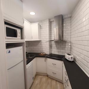 A kitchen or kitchenette at APARTAMENTO FAMILIAR a 100 mts de la Playa Reformado 2025 con WIFI