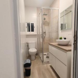 A bathroom at APARTAMENTO FAMILIAR a 100 mts de la Playa Reformado 2025 con WIFI