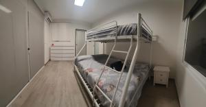 A bed or beds in a room at APARTAMENTO FAMILIAR a 100 mts de la Playa Reformado 2025 con WIFI