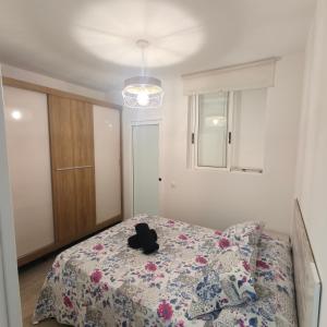 A bed or beds in a room at APARTAMENTO FAMILIAR a 100 mts de la Playa Reformado 2025 con WIFI
