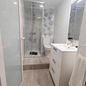 A bathroom at APARTAMENTO FAMILIAR a 100 mts de la Playa Reformado 2025 con WIFI