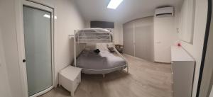 A bed or beds in a room at APARTAMENTO FAMILIAR a 100 mts de la Playa Reformado 2025 con WIFI