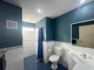 ein Badezimmer mit Toilette, Waschbecken und Spiegel in der Unterkunft Riverview Holiday Apartment 53 - Kalbarri, WA in Kalbarri