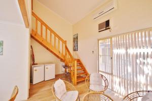 Χώρος καθιστικού στο Palm Garden Apartment - KGA 17 Kalbarri, WA
