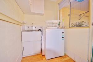 Ένα μπάνιο στο Palm Garden Apartment - KGA 17 Kalbarri, WA