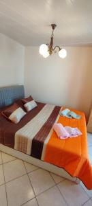 a bedroom with two beds and a ceiling at Casa do Carvoeiro in Fundão +55 photos