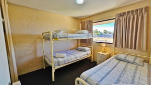カルバリにあるRiverview Holiday Apartment 66 - Kalbarri WAの窓のある部屋に二段ベッドが2つある