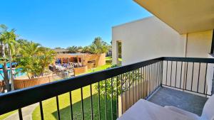 カルバリにあるRiverview Holiday Apartment 66 - Kalbarri WAのプールとヤシの木の景色を望むバルコニー +7枚の写真