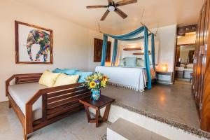 un salon avec un canapé et un lit dans l'établissement Zihuatanejo Luxury Villa - Events & Vacations, à Zihuatanejo