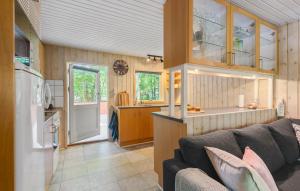 cocina y sala de estar con sofá y nevera. en 3 Bedroom Beautiful Home In Ansager, en Ansager