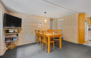 Un comedor con mesa y sillas de madera. en 3 Bedroom Beautiful Home In Ansager, en Ansager