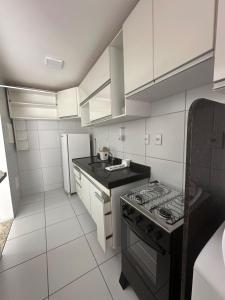 Η κουζίνα ή μικρή κουζίνα στο Apartamento de dois quartos, competo, em São Luis, Araçagy