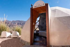 蒂尔卡拉Domo La Isla的沙漠中一座有门的小房子