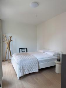 Un dormitorio blanco con una cama blanca. en Casa Cimili City, en Kristiansand 28 fotos más