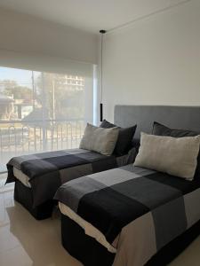 two beds sitting next to each other in a room at France Golf Apart - Flat Deluxe con estacionamiento privado, pileta y gimnasio in Río Cuarto +14 photos