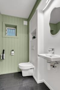 un baño con inodoro y lavabo en Nice apartment on Futrikelva, en Tromsø