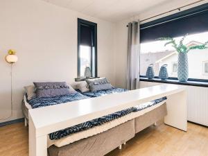 ein Bett in einem Zimmer mit einem großen Fenster in der Unterkunft 5 person holiday home in Snedsted in Snedsted