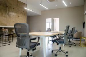 an office with a table and chairs in a room at Nuevo Loft con vista al mar a pocos pasos de la playa in Santa Marta +43 photos