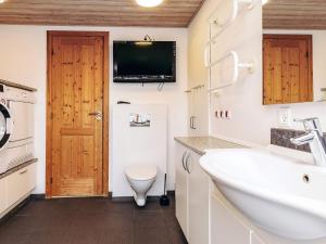 Koupelna v ubytování 17 person holiday home in Roslev-By Traum + 38 fotografií