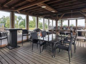 Restaurace v ubytování 17 person holiday home in Roslev-By Traum