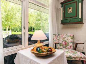 un tavolo con una lampada e un cesto di frutta sopra di 2 person holiday home in Grenaa a Grenå
