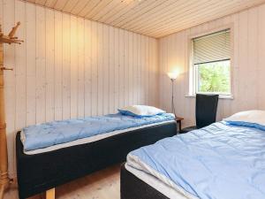 twee bedden in een kamer met een raam bij 6 person holiday home in Løgstør in Løgsted