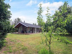 een klein huisje midden in een tuin bij 6 person holiday home in Løgstør in Løgsted