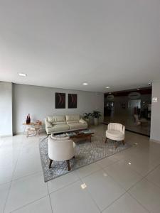 Una sala de estar con sofás y sillas y una mesa. en Equilíbrio Pefeito - Melhor Localização!, en Sorocaba