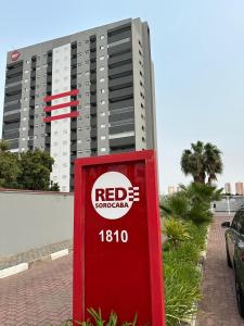 una bomba de gasolina roja frente a un edificio en Equilíbrio Pefeito - Melhor Localização!, en Sorocaba