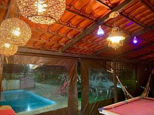 a room with a pool table and a ceiling with lights at Casa de campo Domeni rustica e próximo a cidade de Juiz de Fora MG in Juiz de Fora
