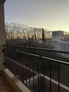 een balkon met een hek en uitzicht bij Temporal Colonia Caroya in Colonia Caroya