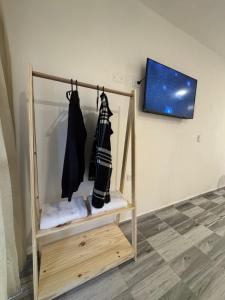 een kamer met een tv aan de muur bij Temporal Colonia Caroya in Colonia Caroya