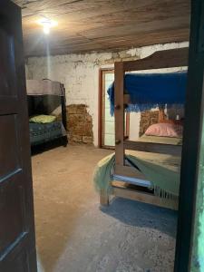 een kamer met twee stapelbedden en een raam bij LA RIVIERA Posada Campestre in Bolívar