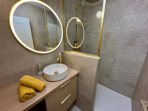 a bathroom with a sink and a mirror at La Casa Carnon - Sur le Port - Moderne & Lumineux in Mauguio +9 photos