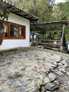 een huis met een stenen pad naast een gebouw bij LA RIVIERA Posada Campestre in Bolívar +17 foto's